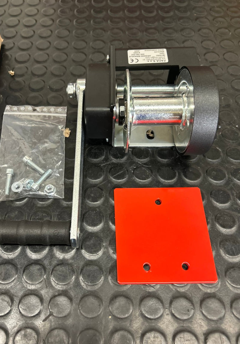 AIRFIX winch replacement kit: hand winch, crank handle, red mounting plate and hardware (ref. S81161)